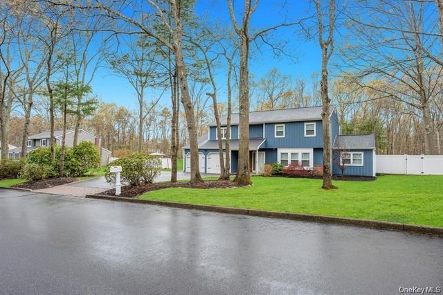 10 Ramblewood Road, Ridge, NY 11961