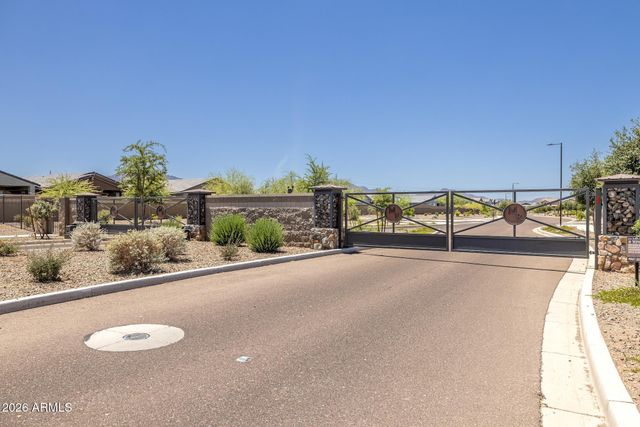 6730 W WINSTON Drive, Laveen, AZ 85339