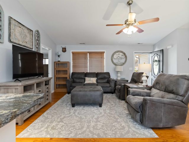 210 Shady Spring Way, Wellford, SC 29385