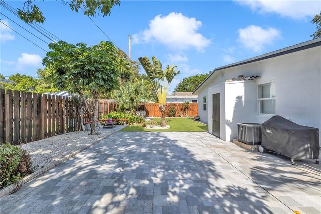 2412 NE 4th Street W, Pompano Beach, FL 33062