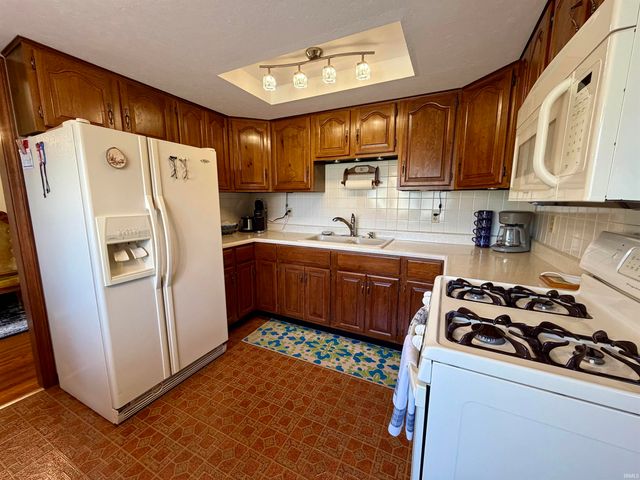 10878 S Elm Street, Bunker Hill, IN 46914