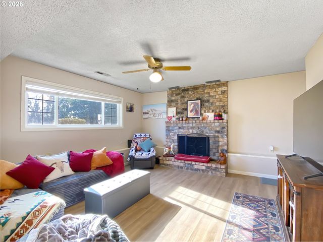 3877 Ne 3RD St, Gresham, OR 97030