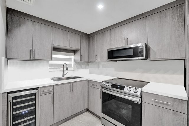 9410 N Hollybrook Lake Drive, Pembroke Pines, FL 33025