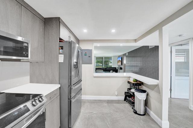 9410 N Hollybrook Lake Drive, Pembroke Pines, FL 33025