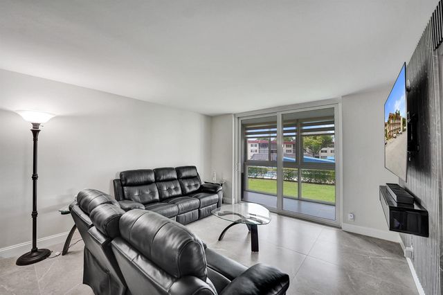9410 N Hollybrook Lake Drive, Pembroke Pines, FL 33025