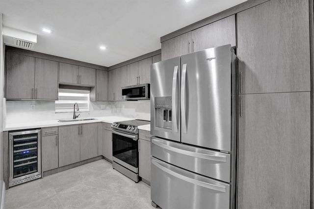 9410 N Hollybrook Lake Drive, Pembroke Pines, FL 33025