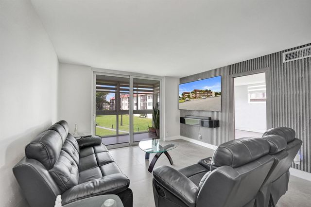 9410 N Hollybrook Lake Drive, Pembroke Pines, FL 33025