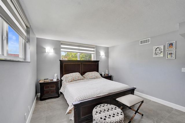 9410 N Hollybrook Lake Drive, Pembroke Pines, FL 33025