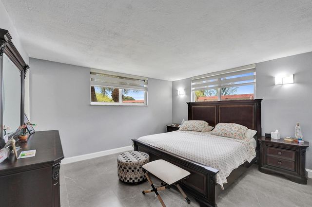 9410 N Hollybrook Lake Drive, Pembroke Pines, FL 33025