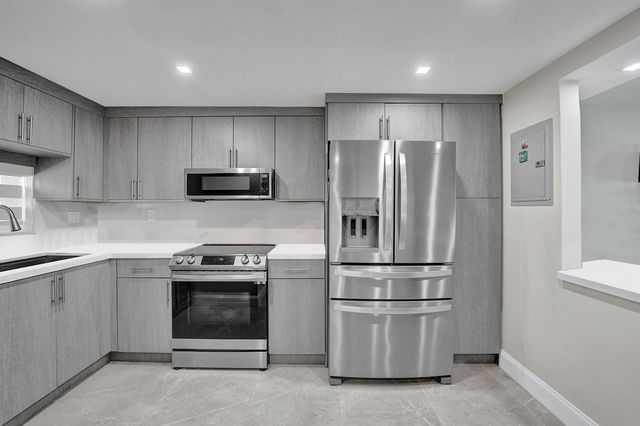 9410 N Hollybrook Lake Drive, Pembroke Pines, FL 33025