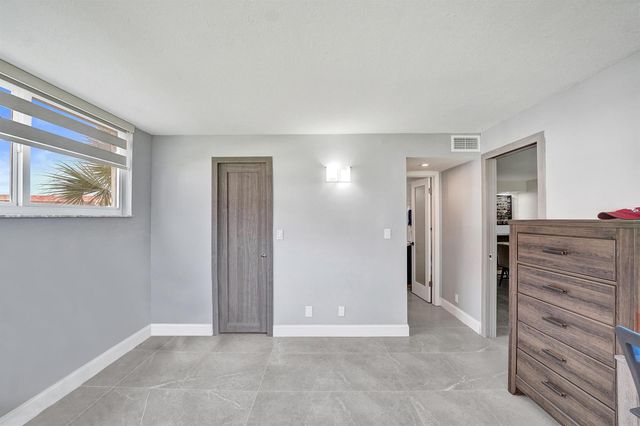 9410 N Hollybrook Lake Drive, Pembroke Pines, FL 33025
