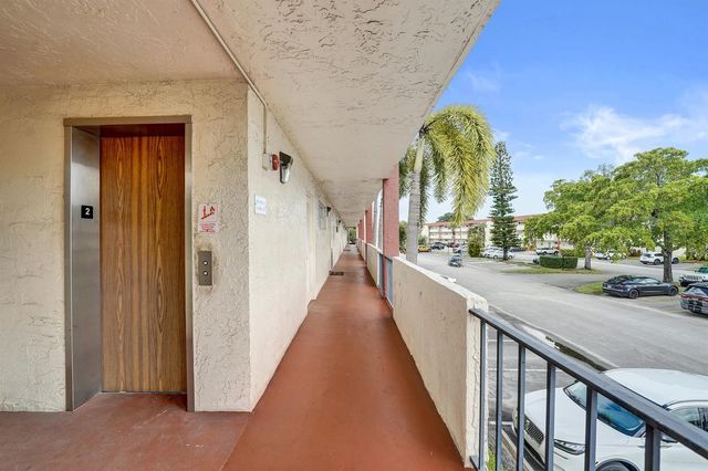 9410 N Hollybrook Lake Drive, Pembroke Pines, FL 33025