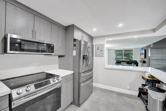 9410 N Hollybrook Lake Drive, Pembroke Pines, FL 33025