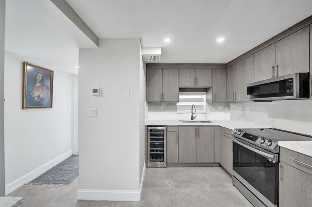 9410 N Hollybrook Lake Drive, Pembroke Pines, FL 33025