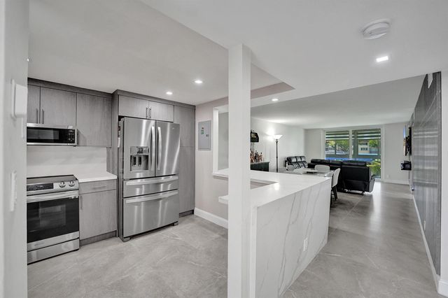 9410 N Hollybrook Lake Drive, Pembroke Pines, FL 33025