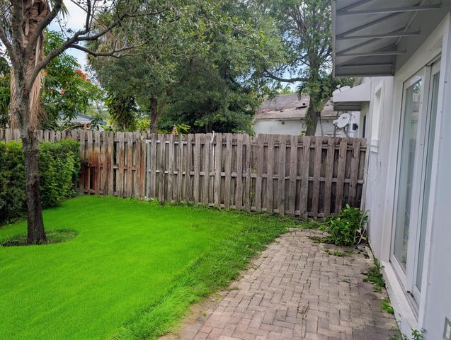 2221 NW 64th Avenue, Sunrise, FL 33313