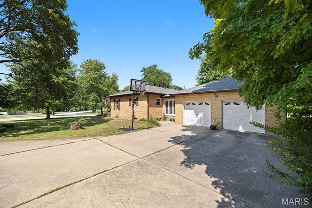 9 Lou Juan Drive, Glen Carbon, IL 62034
