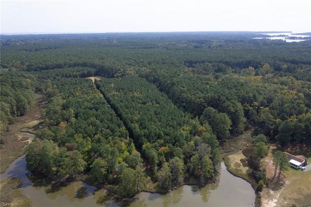 23 Landing LN, Mathews, VA 23109