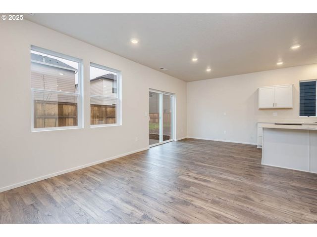 2983 T St, Springfield, OR 97477