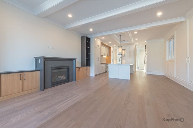 4015 N Albany Avenue, Chicago, IL 60618