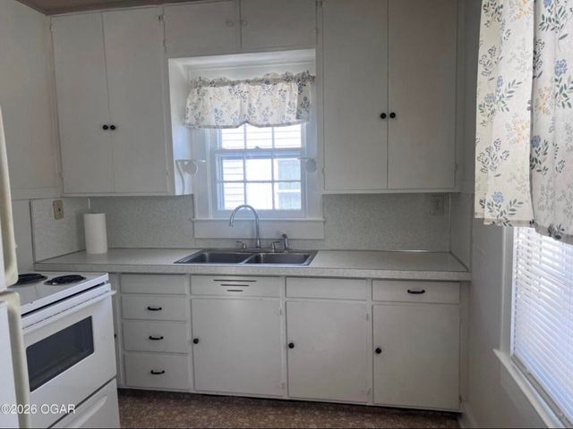 1144 S Main Street, Carthage, MO 64836