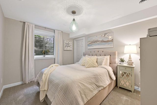 13530 W Edgewood COURT, New Berlin, WI 53151