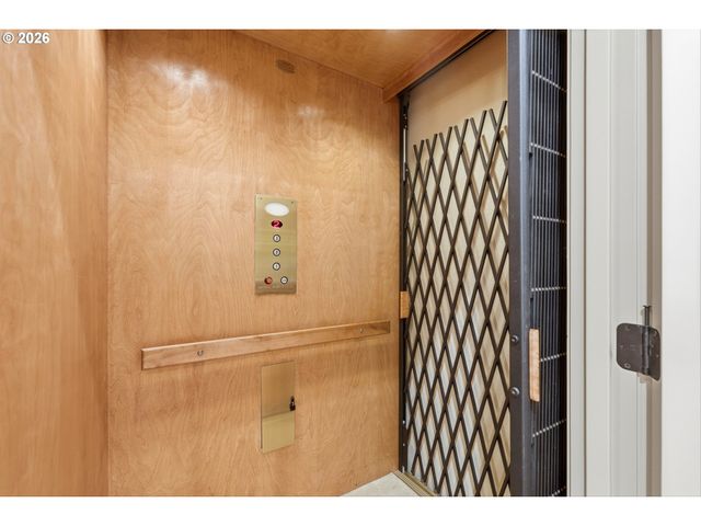 17410 UPPER CHERRY Ln, Lake Oswego, OR 97034