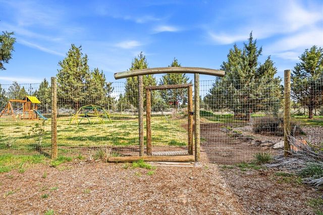 10001 SW Geneva View Road, Terrebonne, OR 97760