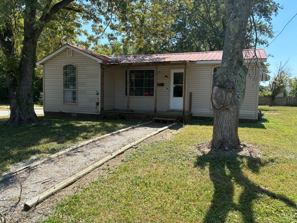 Image 1 of property listing at 121 E Opdyke Avenue, Mt Vernon, IL 62864