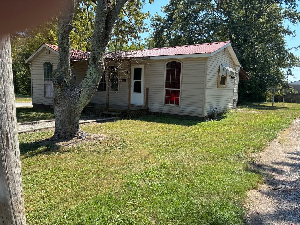 Image 2 of property listing at 121 E Opdyke Avenue, Mt Vernon, IL 62864