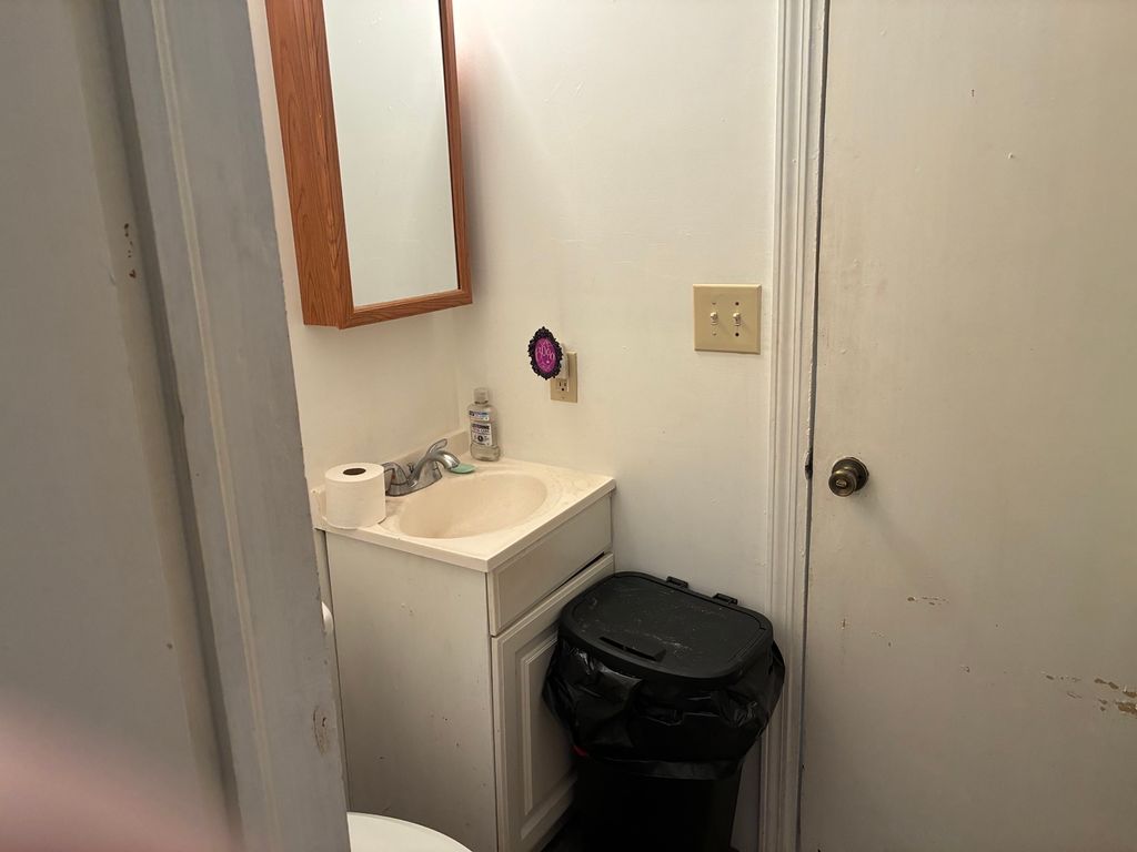 Image 7 of property listing at 121 E Opdyke Avenue, Mt Vernon, IL 62864