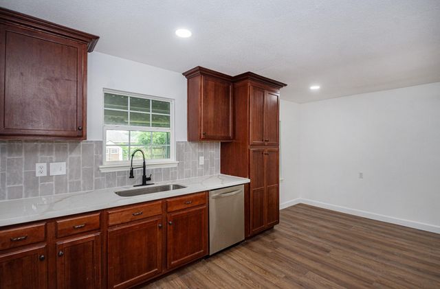 1323 S Beauregard Street, Alvin, TX 77511