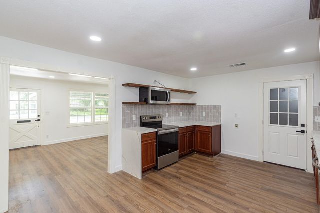 1323 S Beauregard Street, Alvin, TX 77511