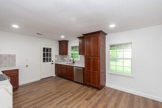 1323 S Beauregard Street, Alvin, TX 77511