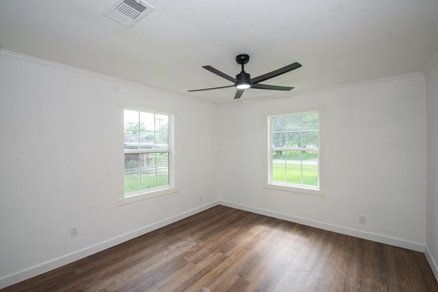 1323 S Beauregard Street, Alvin, TX 77511