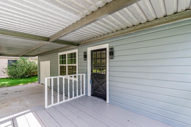 1323 S Beauregard Street, Alvin, TX 77511