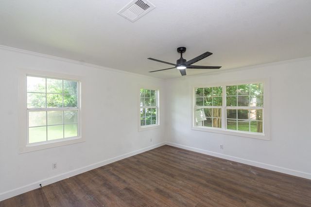 1323 S Beauregard Street, Alvin, TX 77511