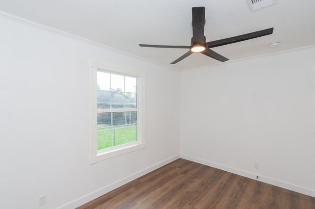 1323 S Beauregard Street, Alvin, TX 77511