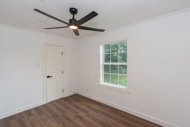 1323 S Beauregard Street, Alvin, TX 77511