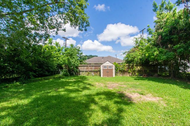 1323 S Beauregard Street, Alvin, TX 77511
