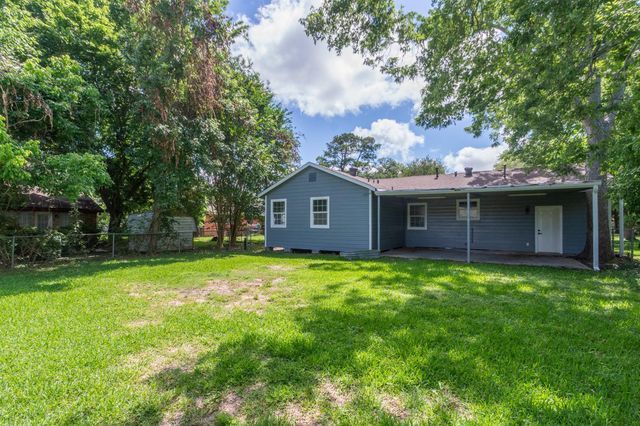 1323 S Beauregard Street, Alvin, TX 77511
