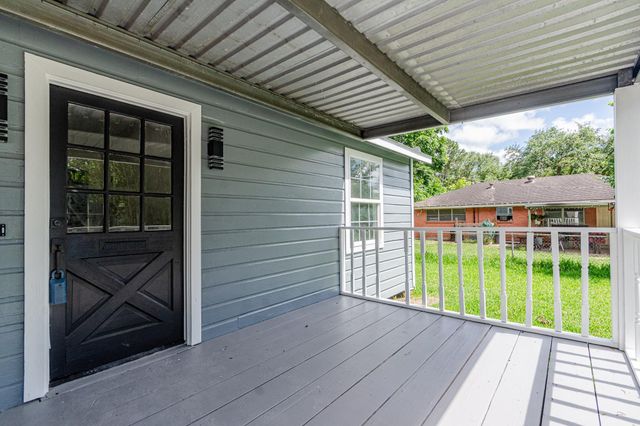 1323 S Beauregard Street, Alvin, TX 77511