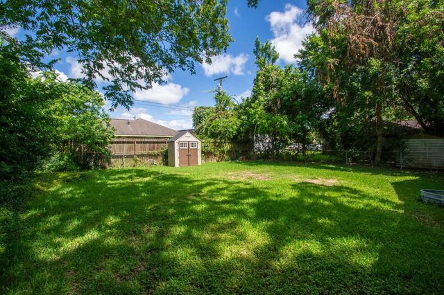 1323 S Beauregard Street, Alvin, TX 77511