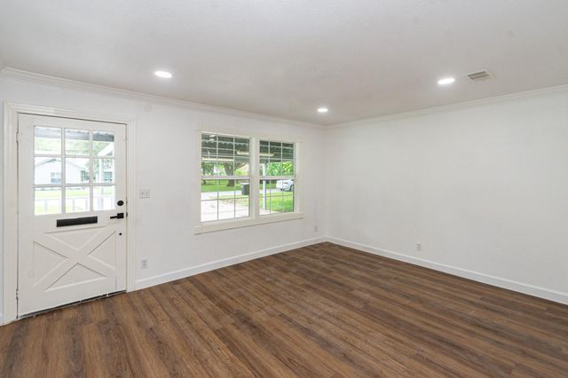 1323 S Beauregard Street, Alvin, TX 77511