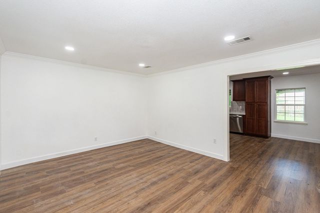1323 S Beauregard Street, Alvin, TX 77511