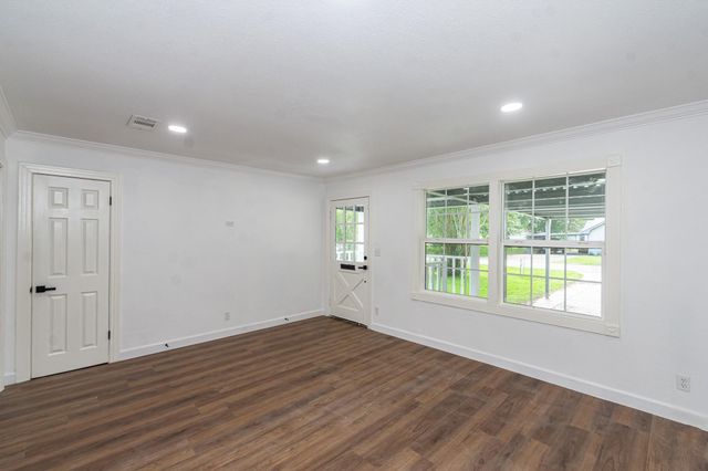 1323 S Beauregard Street, Alvin, TX 77511