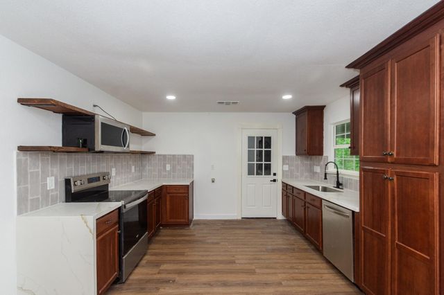 1323 S Beauregard Street, Alvin, TX 77511