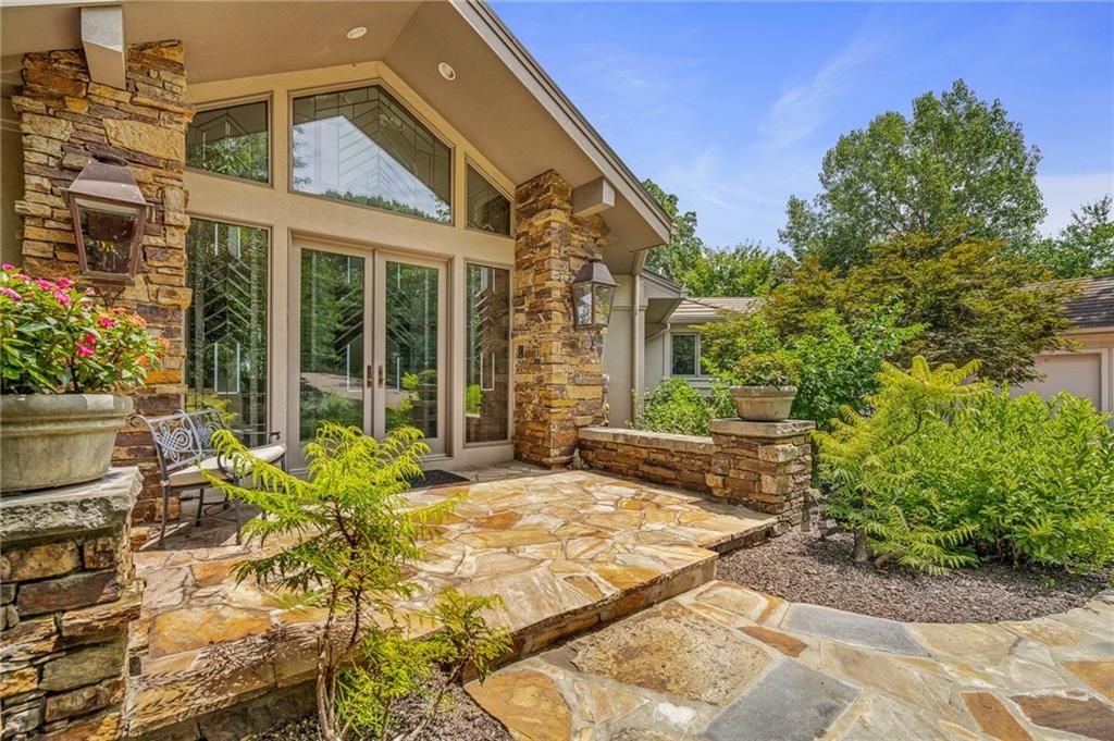 11615 Mohawk Lane, Leawood, KS 66211