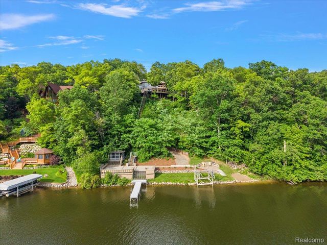7291 Parkwood Drive, Tyrone Township, MI 48430