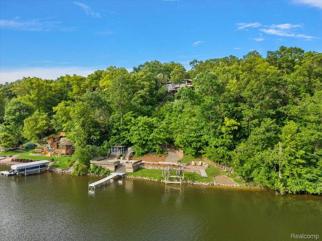 7291 Parkwood Drive, Tyrone Township, MI 48430